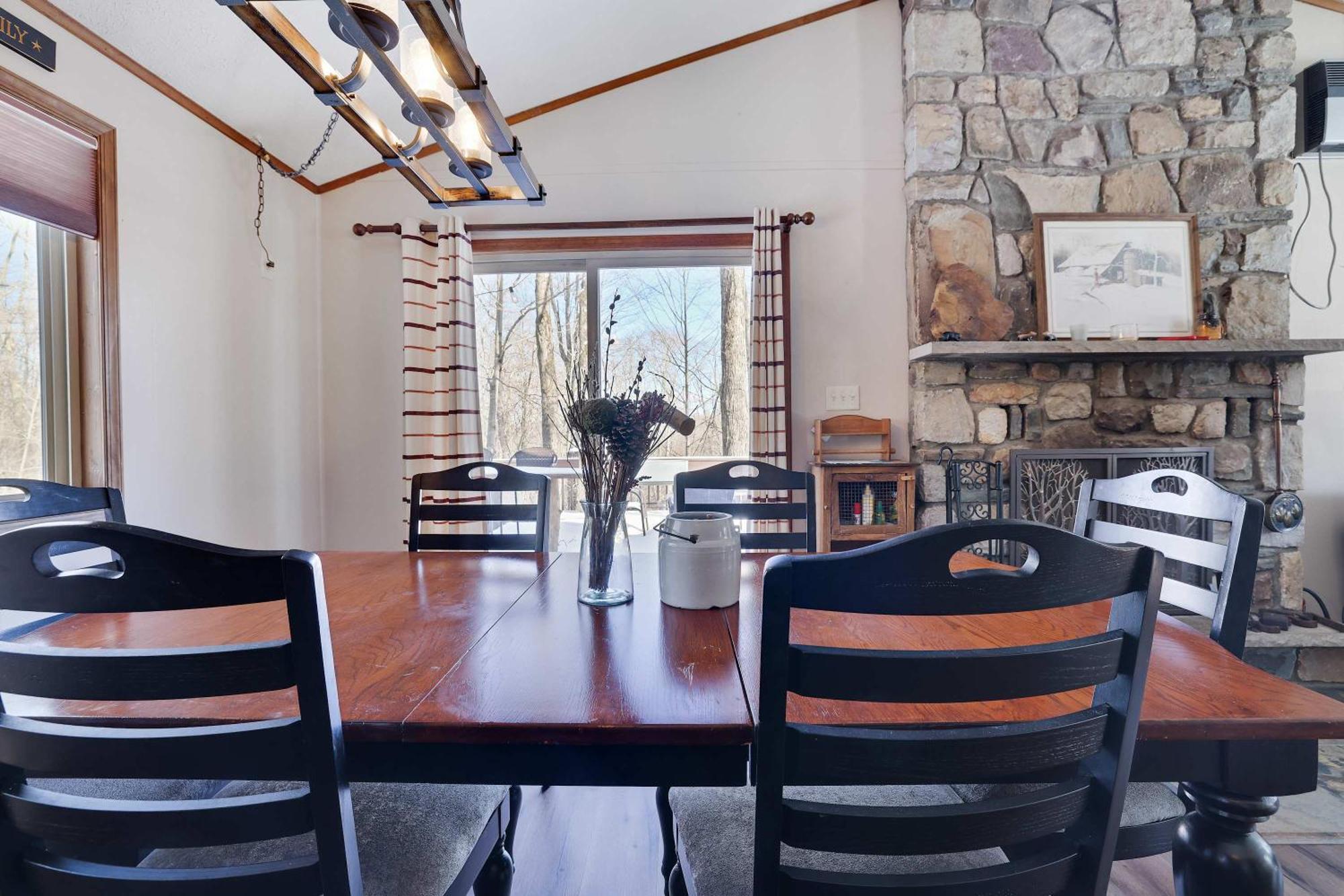 4 Bedroom Cozy Sleeps 8 Pool Table Arcade Holiday home *